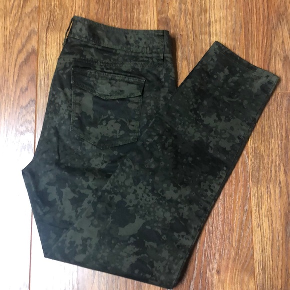 LOFT Pants - LOFT Camo Floral Pants